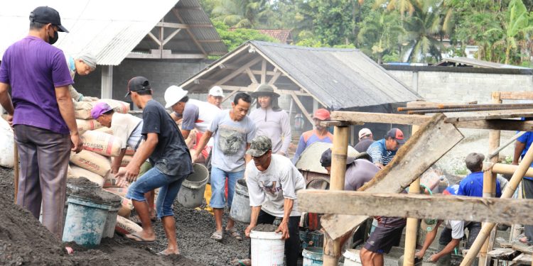 Warga dan Santri LDII Gotong Royong Bangun Masjid Milik Warga Sukosewu