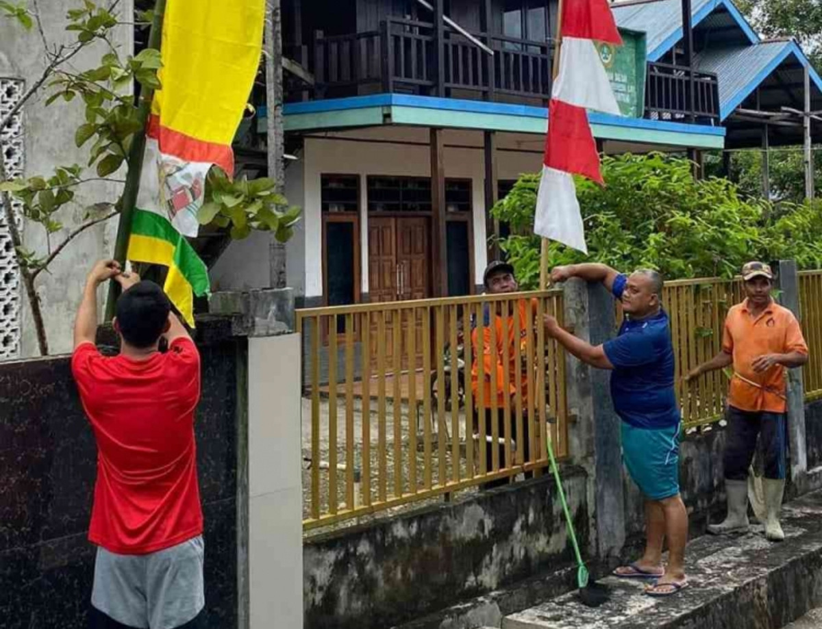 Sambut HUT RI, LDII Teluk Bintuni Gelar Kerja Bakti di Masjid